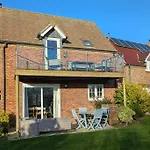 Bumblebee - Seaview And Balcony - Part Of The The Bay Village With Pool, Gym And Direct Access, Pub, Restaurant, Tennis And Meadows Walks