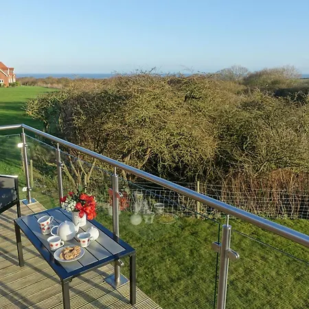 Bumblebee - Seaview And Balcony - Part Of The The Bay Village With Pool, Gym And Direct Access, Pub, Restaurant, Tennis And Meadows Walks Semesterbostad *