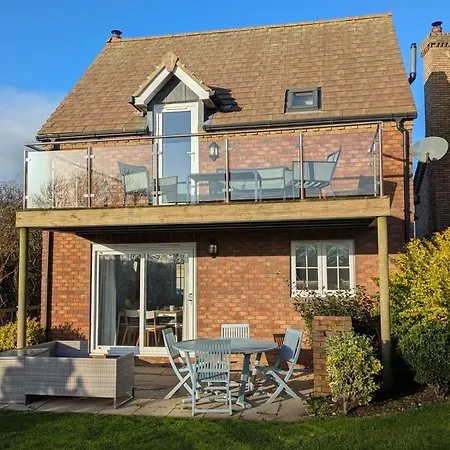 Bumblebee - Seaview And Balcony - Part Of The The Bay Village With Pool, Gym And Direct Access, Pub, Restaurant, Tennis And Meadows Walks Semesterbostad *