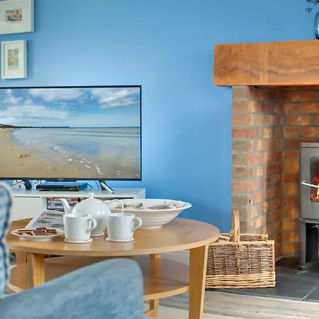 Bumblebee - Seaview And Balcony - Part Of The The Bay Village With Pool, Gym And Direct Access, Pub, Restaurant, Tennis And Meadows Walks * Filey