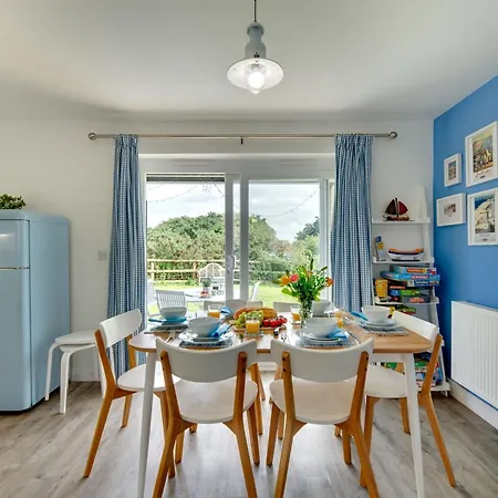 Semesterbostad Bumblebee - Seaview And Balcony - Part Of The The Bay Village With Pool, Gym And Direct Access, Pub, Restaurant, Tennis And Meadows Walks Filey