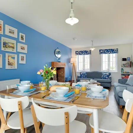 Bumblebee - Seaview And Balcony - Part Of The The Bay Village With Pool, Gym And Direct Access, Pub, Restaurant, Tennis And Meadows Walks * Filey