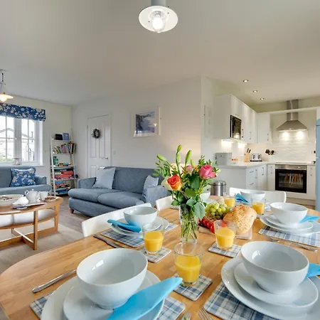 Bumblebee - Seaview And Balcony - Part Of The The Bay Village With Pool, Gym And Direct Access, Pub, Restaurant, Tennis And Meadows Walks Semesterbostad