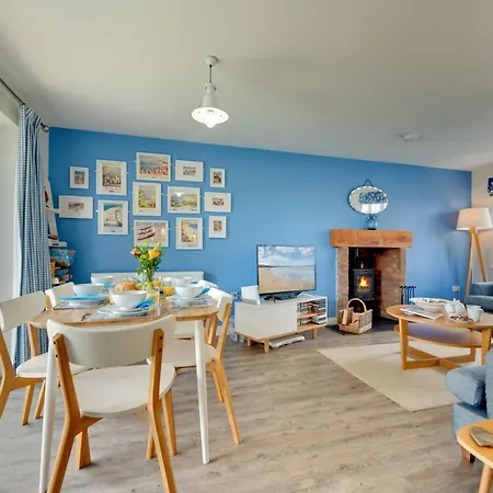 Semesterbostad Bumblebee - Seaview And Balcony - Part Of The The Bay Village With Pool, Gym And Direct Access, Pub, Restaurant, Tennis And Meadows Walks