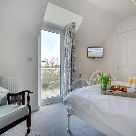 Bumblebee - Seaview And Balcony - Part Of The The Bay Village With Pool, Gym And Direct Access, Pub, Restaurant, Tennis And Meadows Walks * Filey