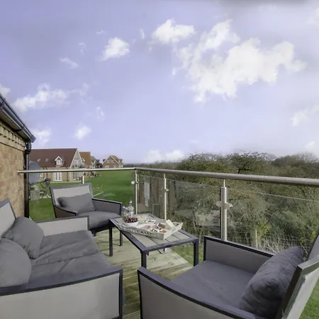 Bumblebee - Seaview And Balcony - Part Of The The Bay Village With Pool, Gym And Direct Access, Pub, Restaurant, Tennis And Meadows Walks