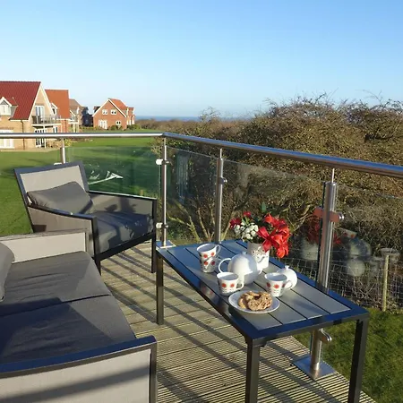 Semesterbostad Bumblebee - Seaview And Balcony - Part Of The The Bay Village With Pool, Gym And Direct Access, Pub, Restaurant, Tennis And Meadows Walks *