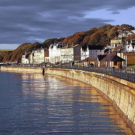Bumblebee - Seaview And Balcony - Part Of The The Bay Village With Pool, Gym And Direct Access, Pub, Restaurant, Tennis And Meadows Walks Filey