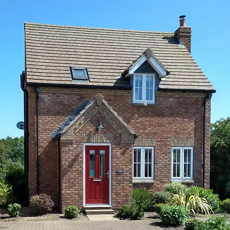 Bumblebee - Seaview And Balcony - Part Of The The Bay Village With Pool, Gym And Direct Access, Pub, Restaurant, Tennis And Meadows Walks * Filey